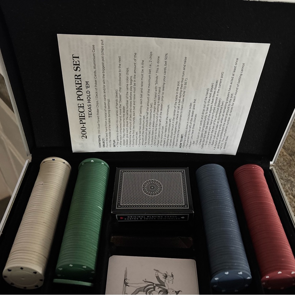 200 Piece Poker Set with Multicolor Chips